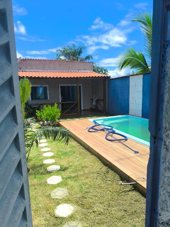 una casa con terrazza in legno e piscina di Casa de praia a Ilhéus