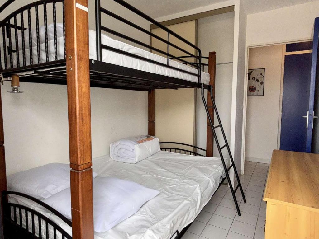 Posteľ alebo postele v izbe v ubytovaní Superbe Duplex 4 Pièces avec Terrasse et Parking à 150m de la Mer - FR-1-225-776