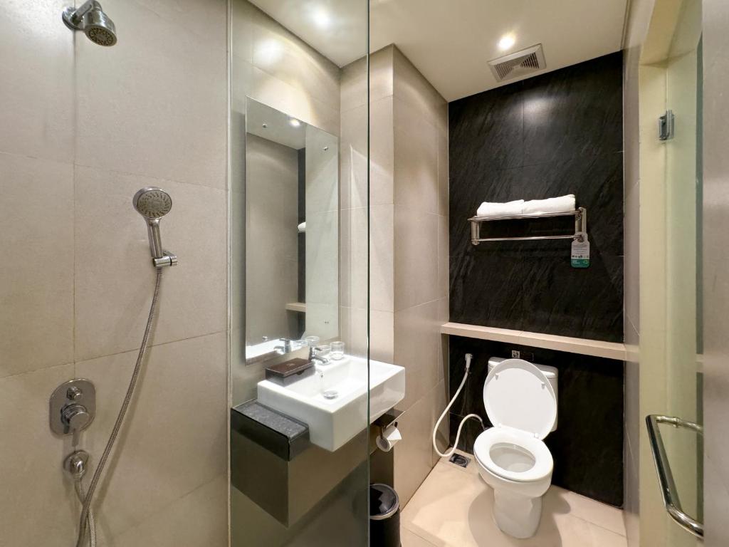 Koupelna v ubytování Aveon Hotel Yogyakarta by Daphna Management