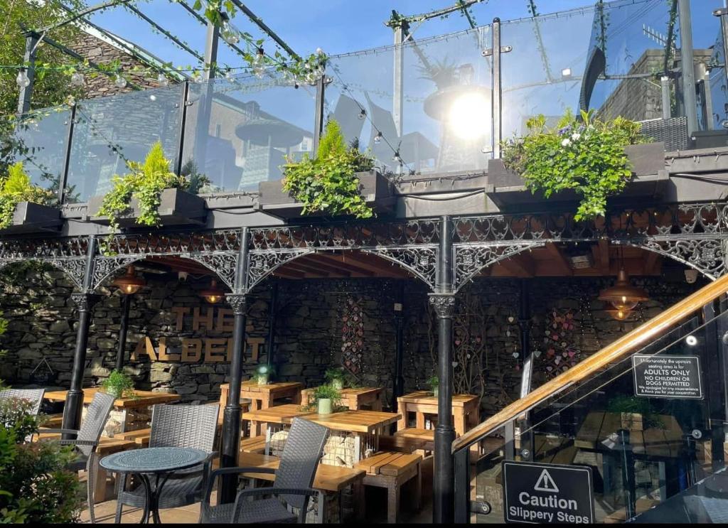 The Albert - Resim 19