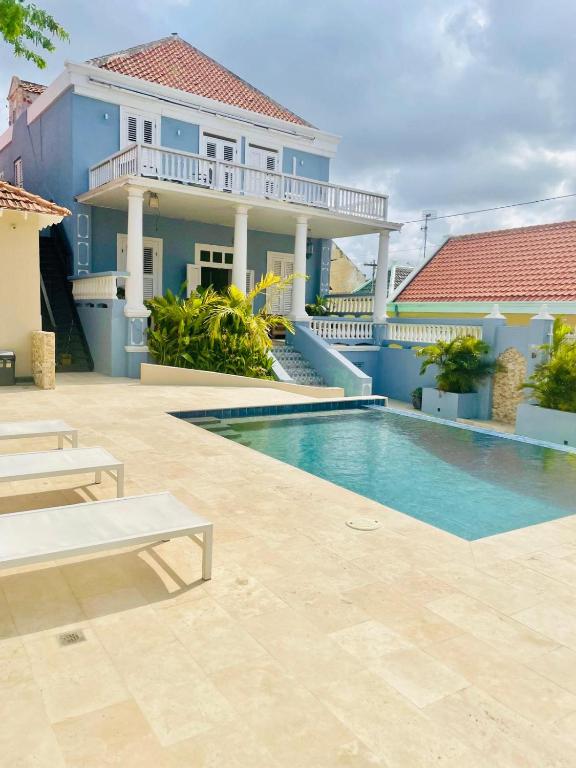 Bazén v ubytování Atelier Skalo Boutique Hotel nebo v jeho okolí