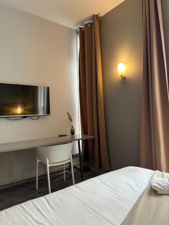 Postel nebo postele na pokoji v ubytování Hôtel De Paris