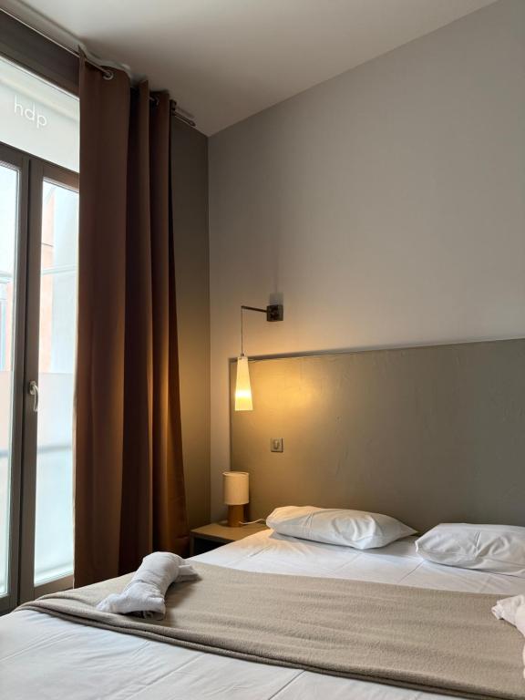 Postel nebo postele na pokoji v ubytování Hôtel De Paris