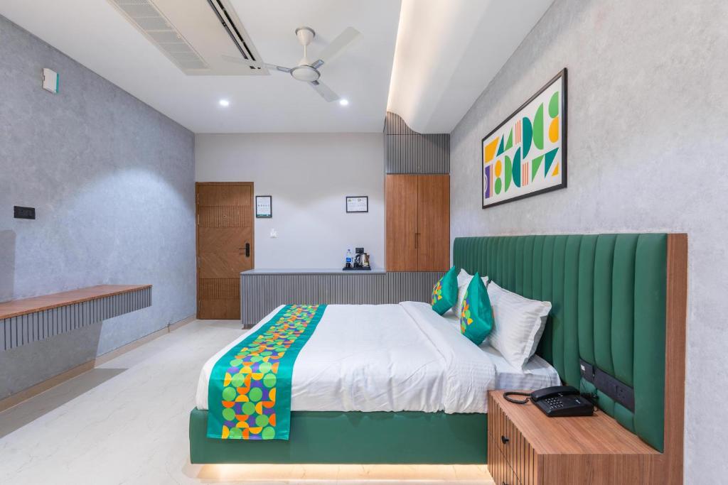 Postel nebo postele na pokoji v ubytování Treebo SV Residency, Vellore