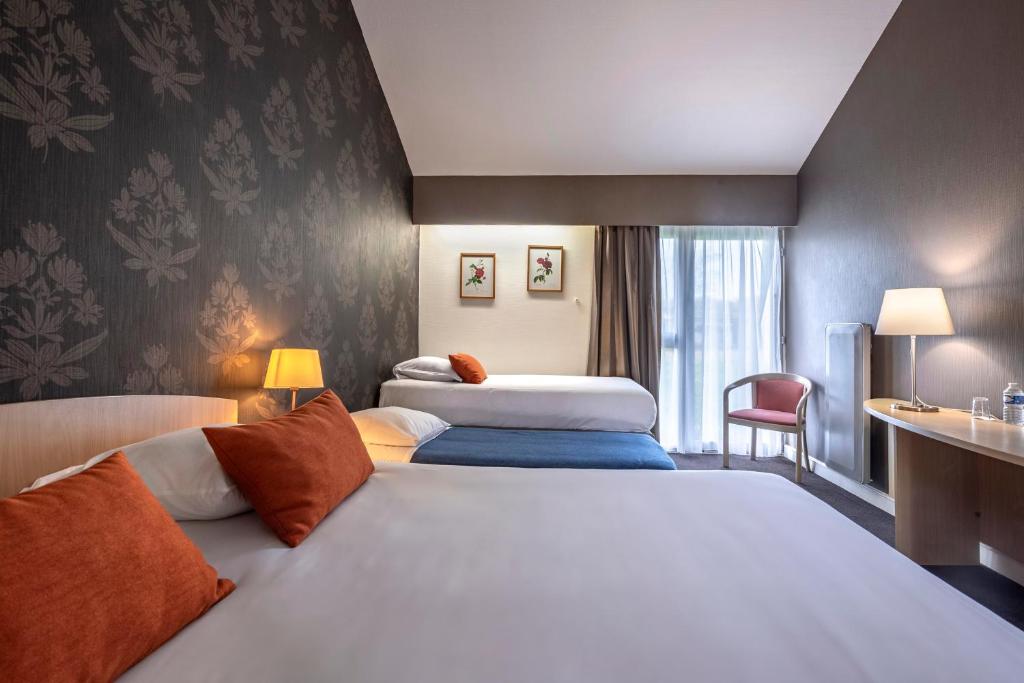 Postel nebo postele na pokoji v ubytování Le relais fleuri, Hôtel et restaurant Logis - Avallon