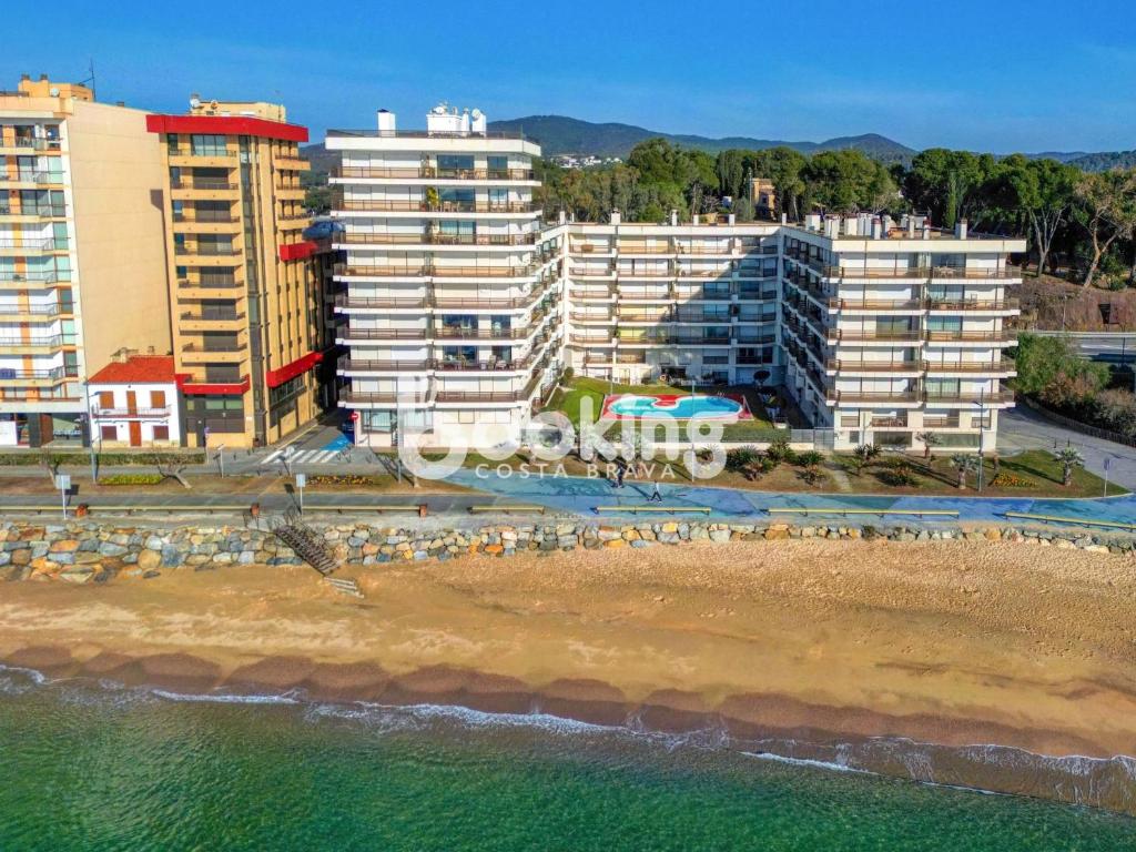 eine Luftansicht auf den Strand und die Gebäude in der Unterkunft Aubi in Sant Antoni de Calonge