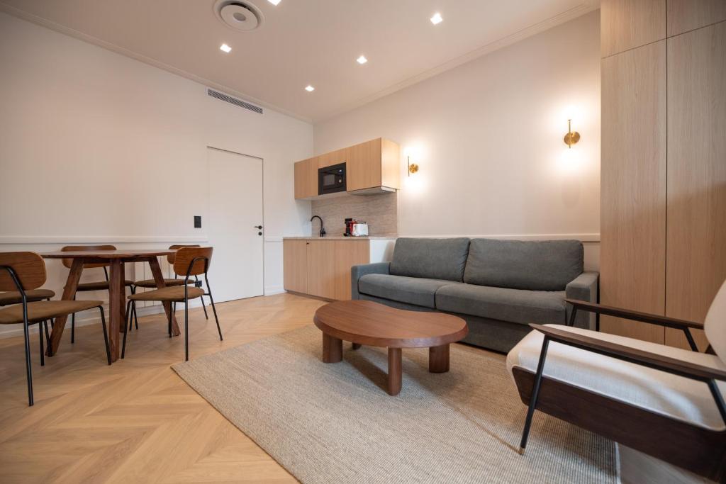 un salon avec un canapé et une table dans l'établissement Bastille - Crémieux Residence, à Paris