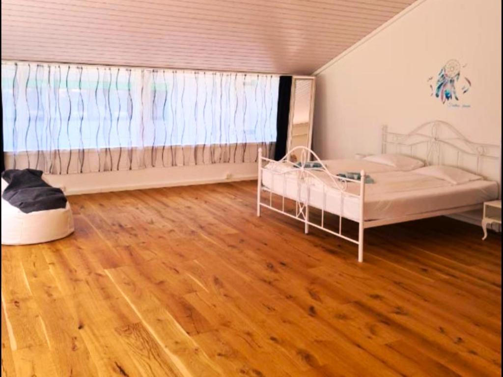 Postel nebo postele na pokoji v ubytování Muota River Loft & Muota Industry Apartment near Stoos