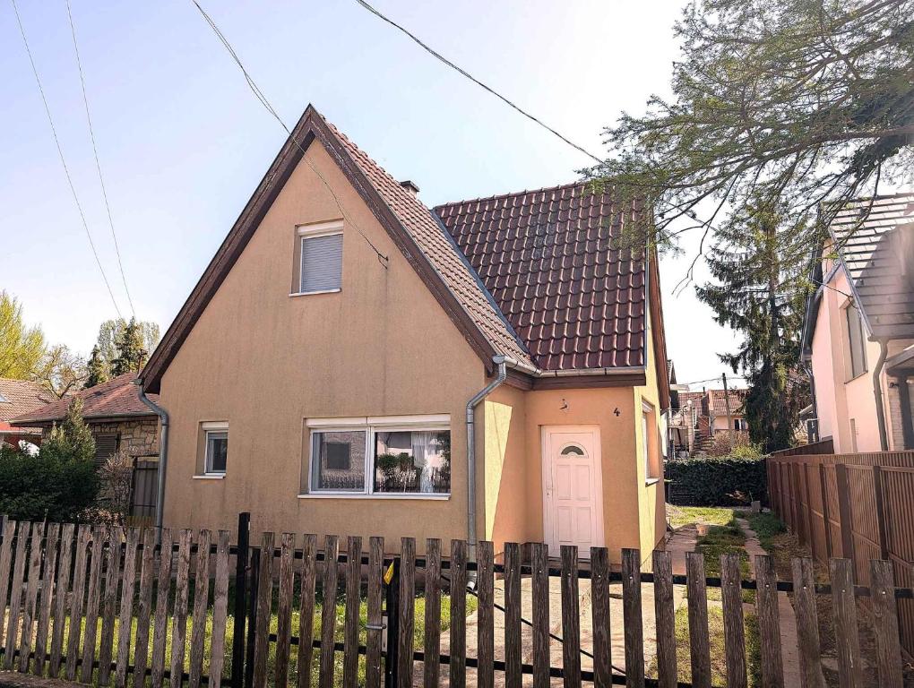 ザマールディにあるHoliday home in Zamardi - Balaton 53551の褐色の家