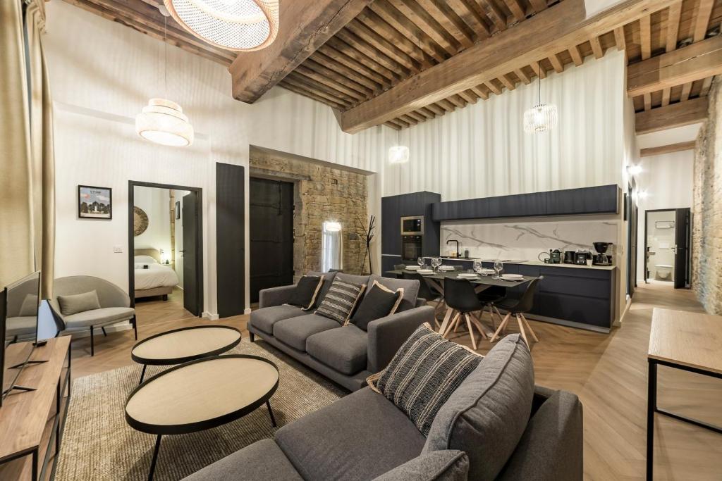 un salon avec un canapé et une table dans l'établissement Opéra Muse, à Lyon