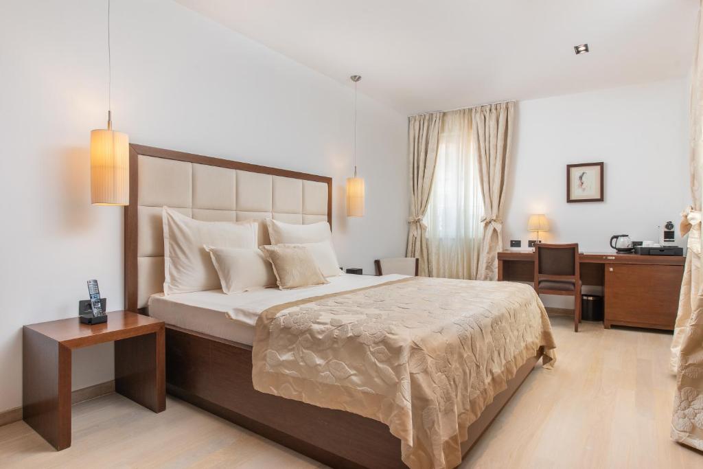 Postel nebo postele na pokoji v ubytování Marmont Heritage Hotel