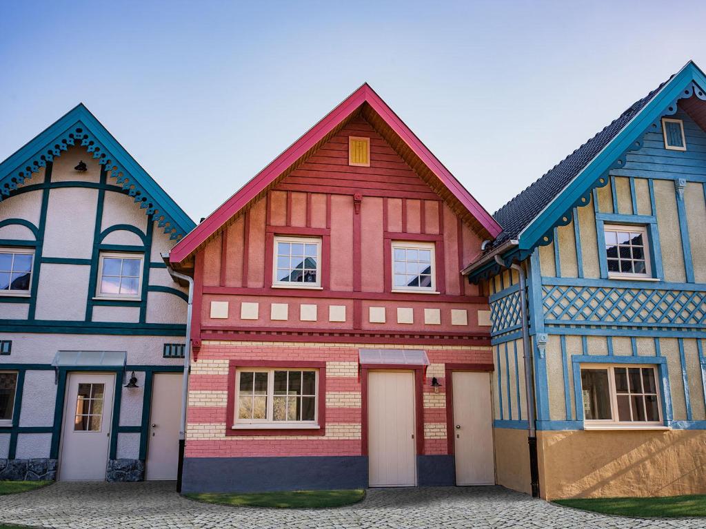 デ・パンネにあるVillage Normandieの色彩の異なる家並み