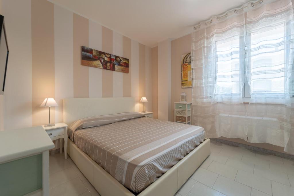um pequeno quarto com uma cama e uma janela em Casa del Mare em Alghero