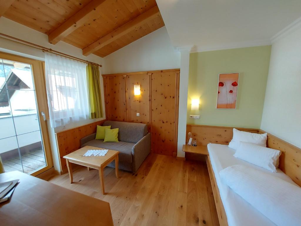 Postel nebo postele na pokoji v ubytování Hotel Enzian