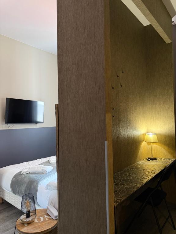 Postel nebo postele na pokoji v ubytování Hôtel De Paris