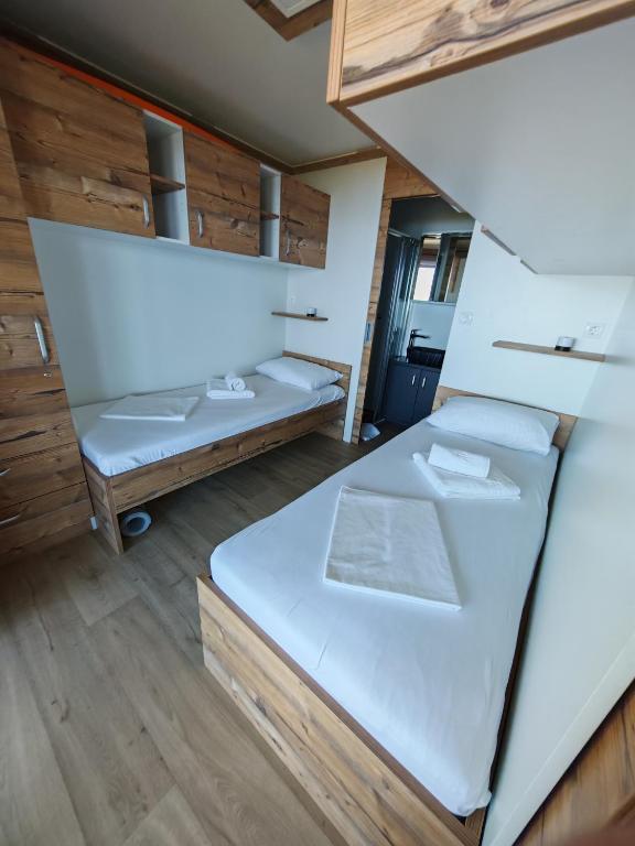 Postel nebo postele na pokoji v ubytování Mobile home Sparkle TT