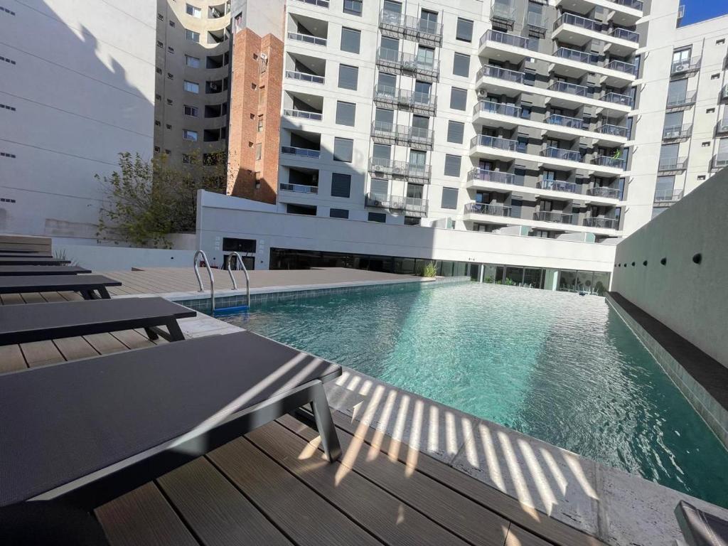 une piscine au milieu d'un immeuble dans l'établissement Betania Plaza Premium, Piso17 - BY INMOVE TEMPORARIOS, à Córdoba