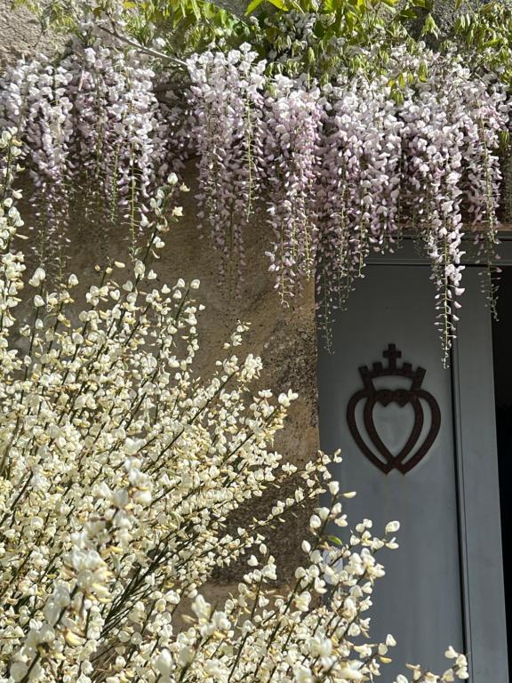 Une bande de sagteries suspendues à un mur avec une fleur dans l'établissement La grange, aux Herbiers