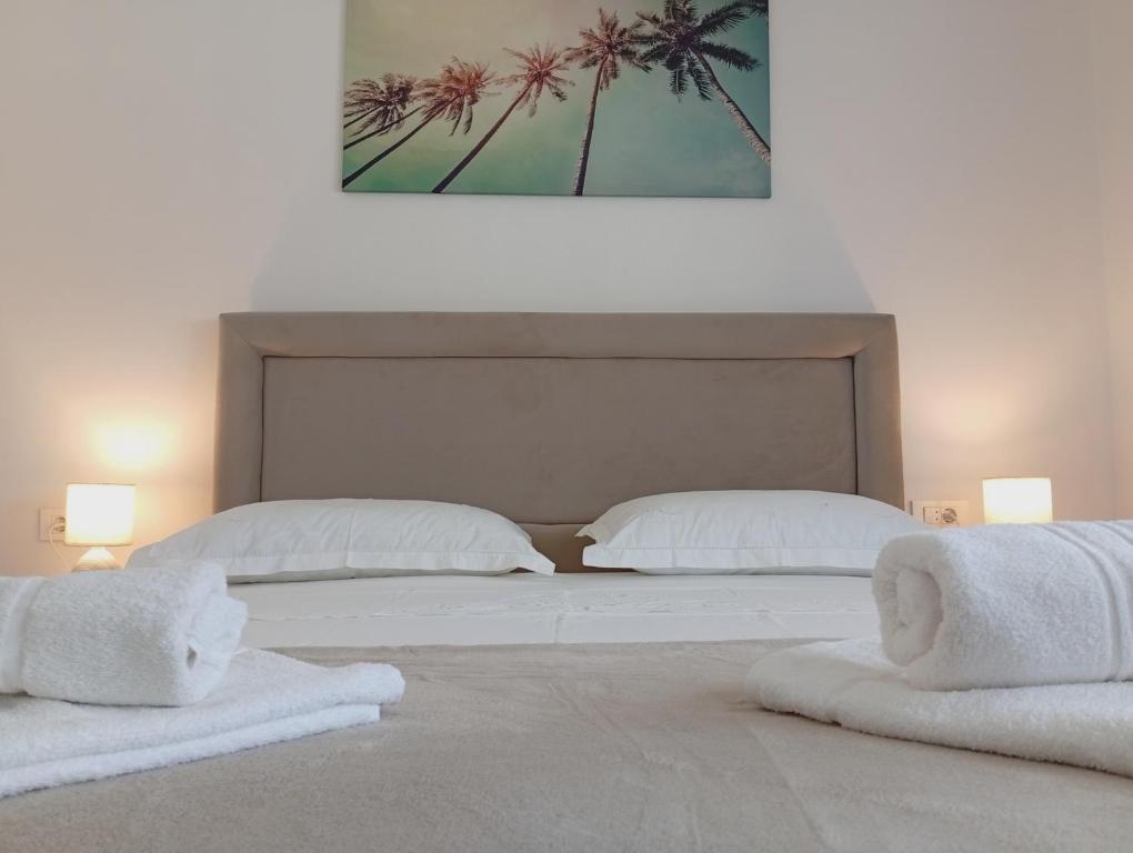 Posteľ alebo postele v izbe v ubytovaní Apartments Villa Odesa with shared pool