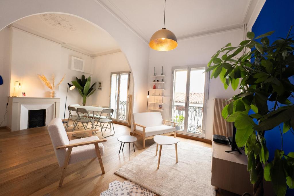un salon avec une table et des chaises dans l'établissement Le Majorelle, Grand T4, à Montpellier