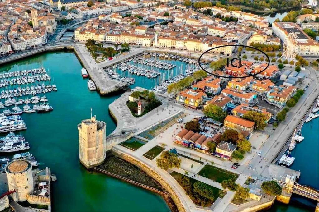 - une vue aérienne sur un port avec des bateaux dans l'établissement Vue sur le Vieux Port, à La Rochelle
