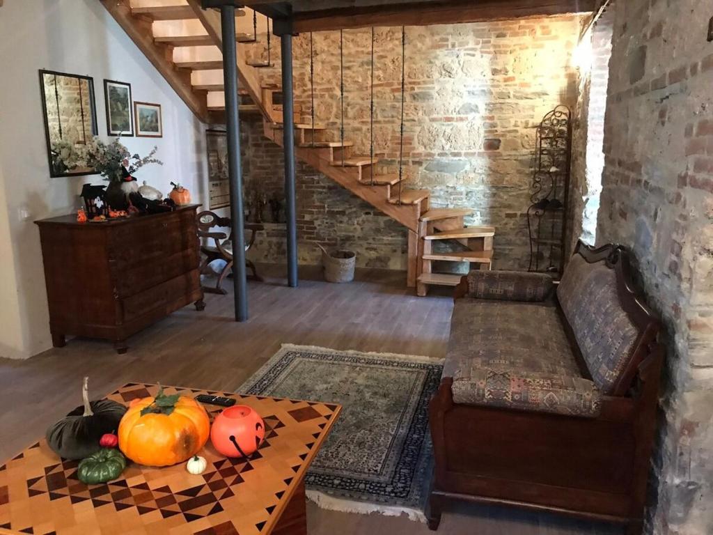 Sala de estar con sofá y mesa con calabazas en Casa Nonna Irma, en Cantia