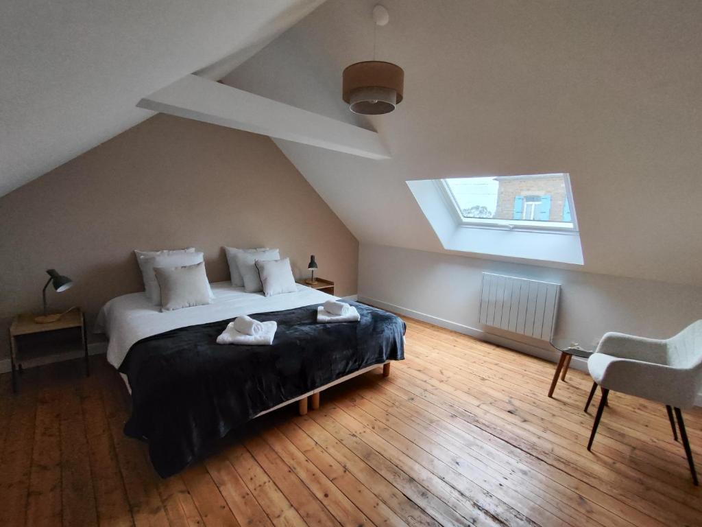 ein Schlafzimmer mit großem Bett und Fenster in der Unterkunft Tata Jacqueline, grand gîte proche mer, Bretagne in Plouha