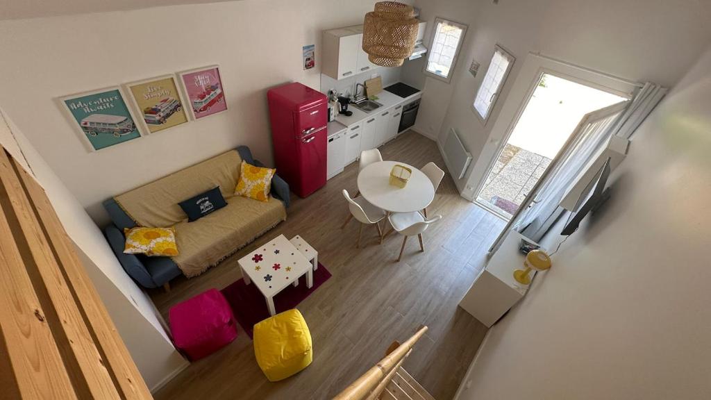 une vue aérienne d'un salon avec un canapé et une table dans l'établissement Maison de vacances à proximité de la plage à pieds, à La Celle-sous-Gouzon