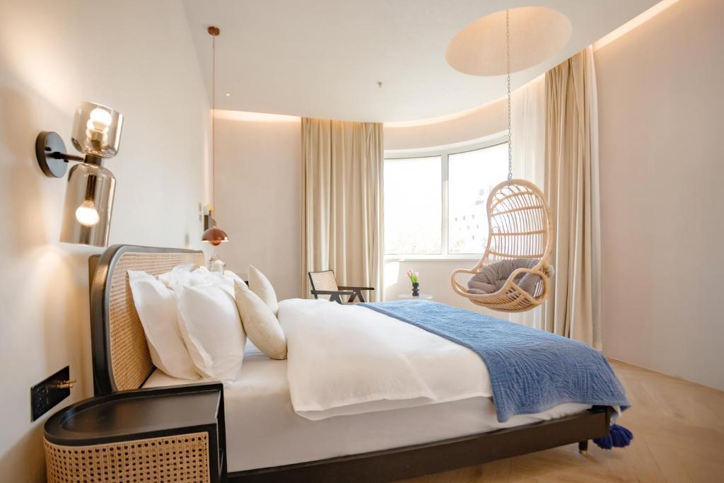 Postel nebo postele na pokoji v ubytování EUPHORIA丨Quiet Garden Quiet Designer Garden Hotel丨Datang Never Sleeps City Big Wild Goose Pagoda Subway Station Branch丨Near the scenic area