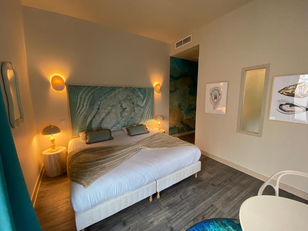 Postel nebo postele na pokoji v ubytování Hôtel De Paris