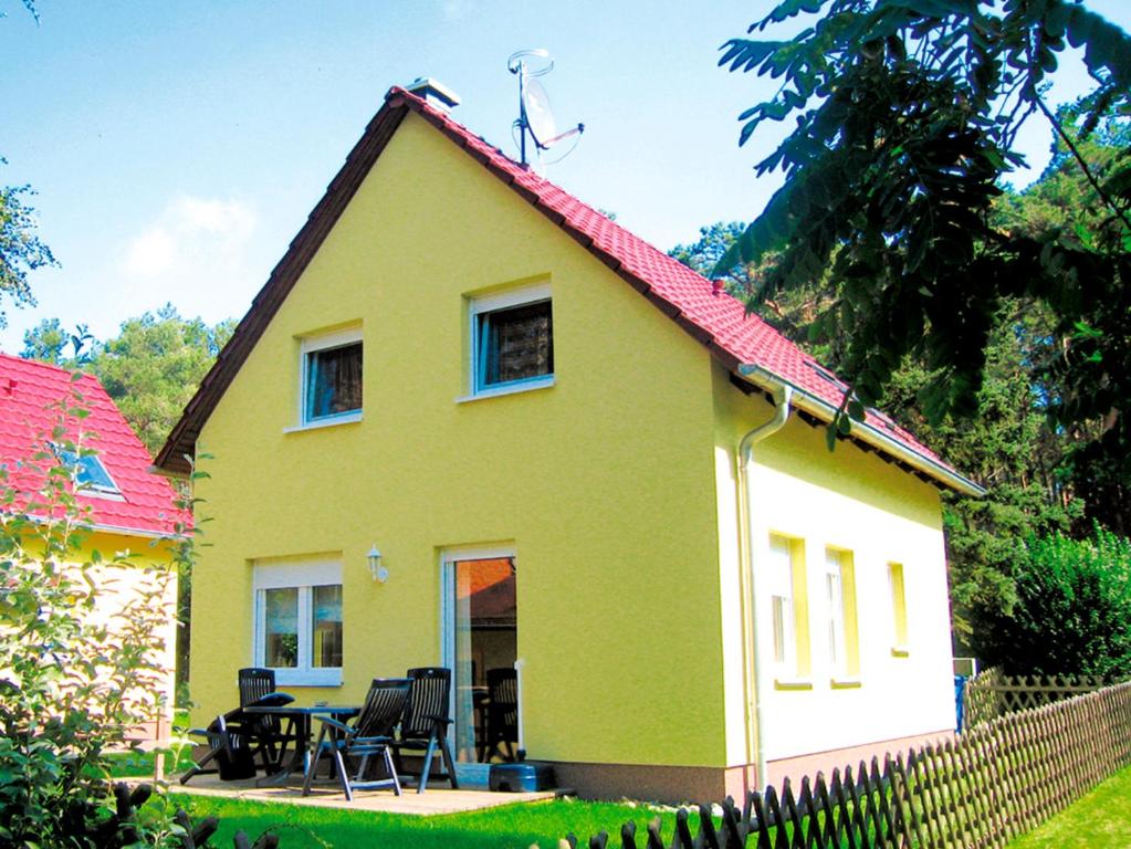 a yellow house with a red roof at FH Seidenstücker in Breege