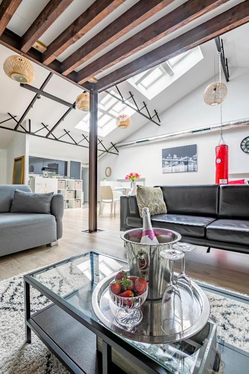 un salon avec une table en verre et un canapé dans l'établissement Loft & Spa LE FAUBOURG SAINT MARTIN, à Senlis