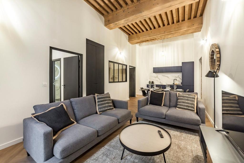 un salon avec un canapé et une table dans l'établissement Opéra Orchestre, à Lyon