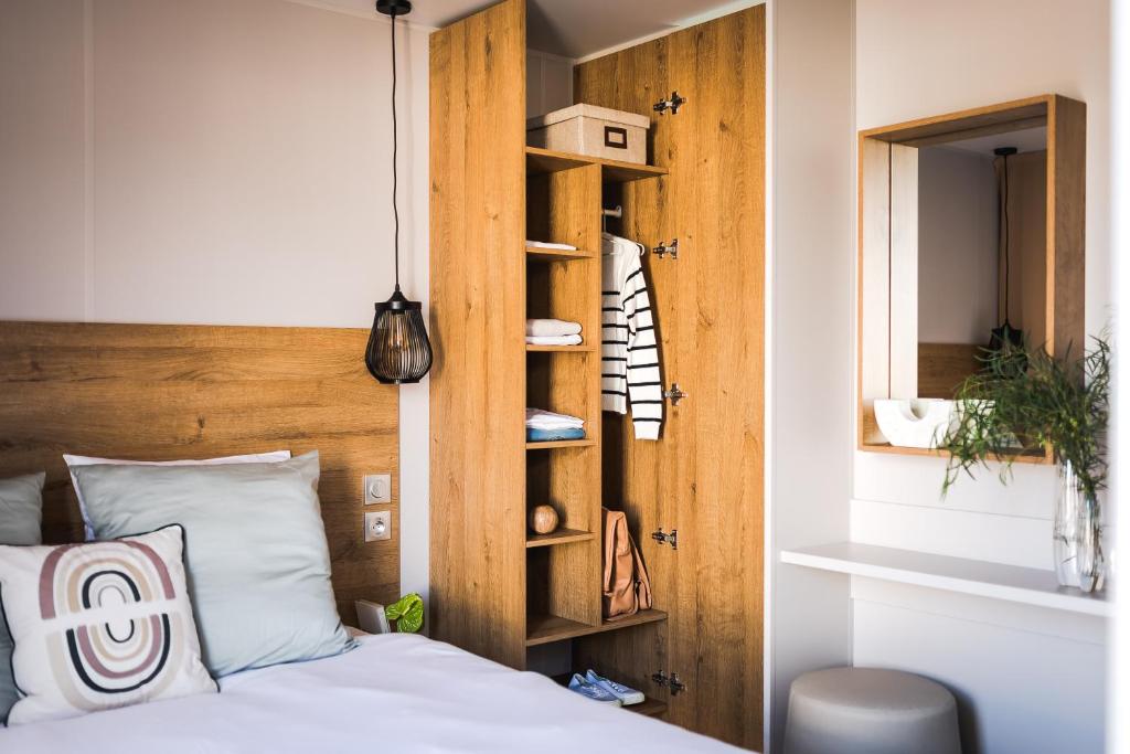 Postel nebo postele na pokoji v ubytování Camping les Dunes