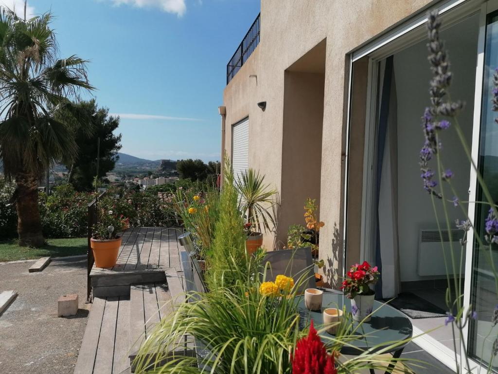 - un balcon d'une maison ornée de fleurs et de plantes dans l'établissement Appartement F1 location proche mer, à La Garde