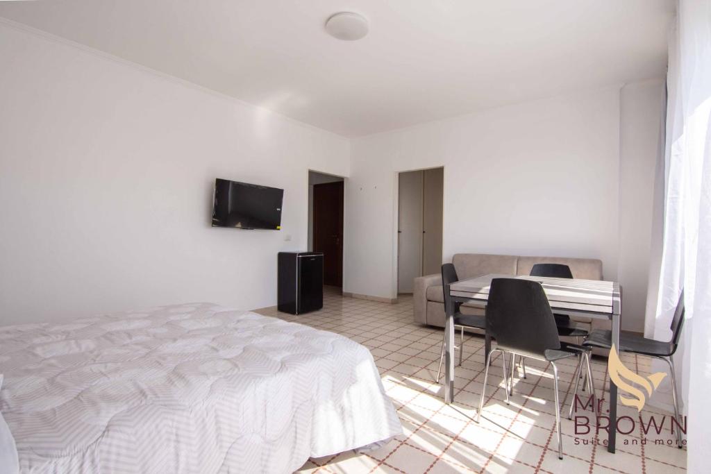 A television and/or entertainment centre at Mr Brown Home and suites