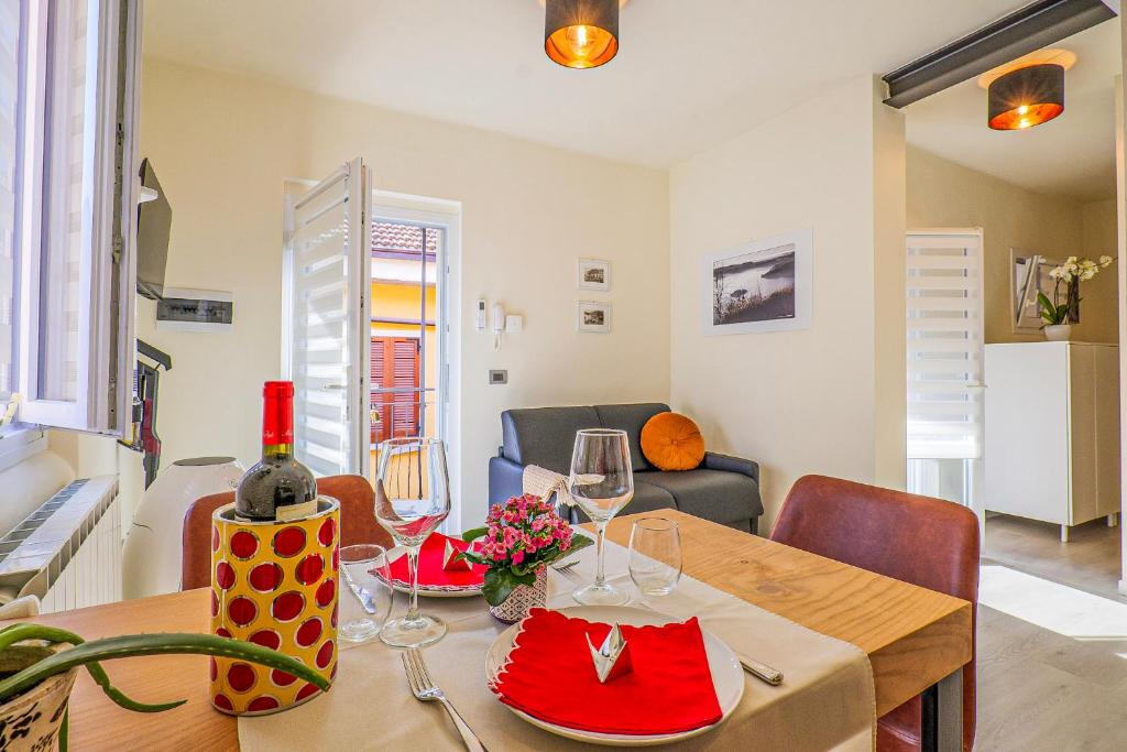 a dining room with a table with wine glasses at Casa Barabba - Appartamento Azzurro in Omegna