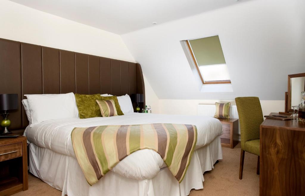Postel nebo postele na pokoji v ubytování Redesdale Arms Hotel