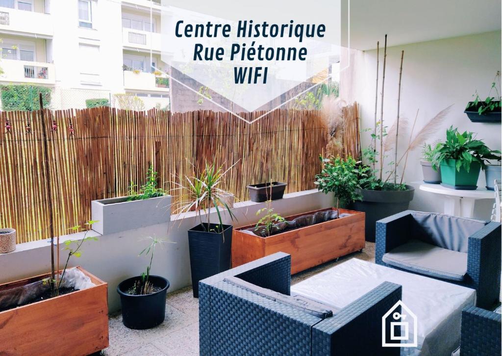une terrasse avec des plantes en pot et une clôture dans l'établissement Martin's House, à Bayonne