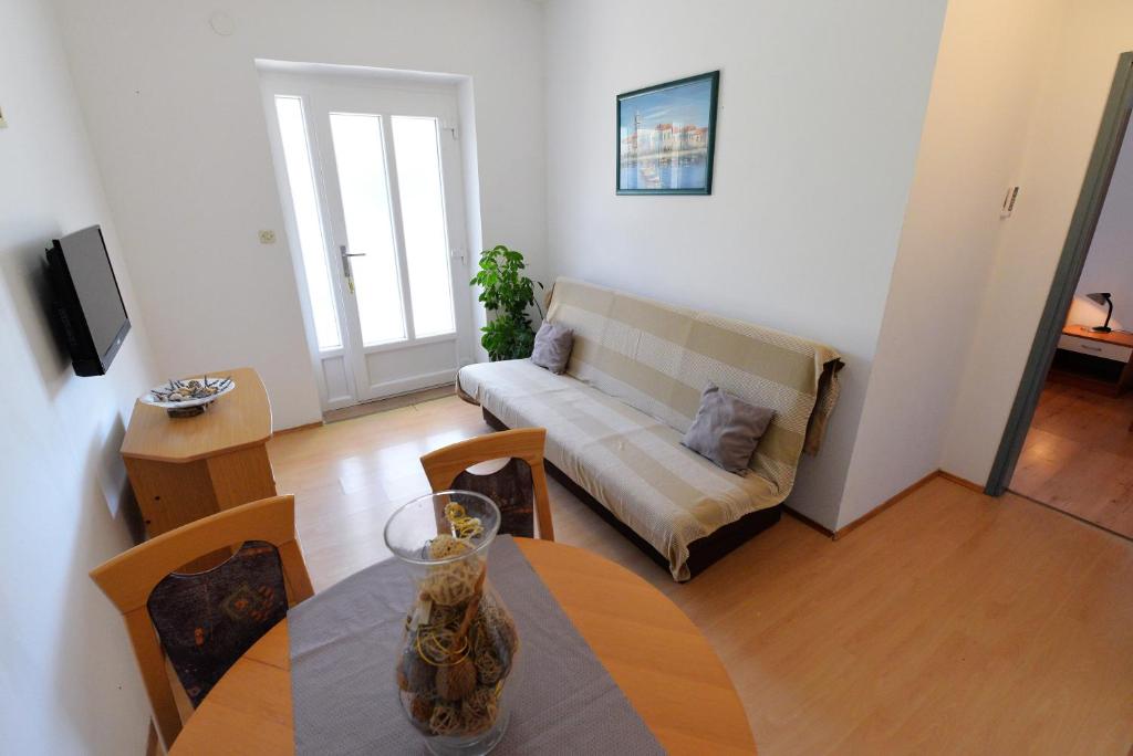 a living room with a couch and a table at Slanica Murter MATE in Murter