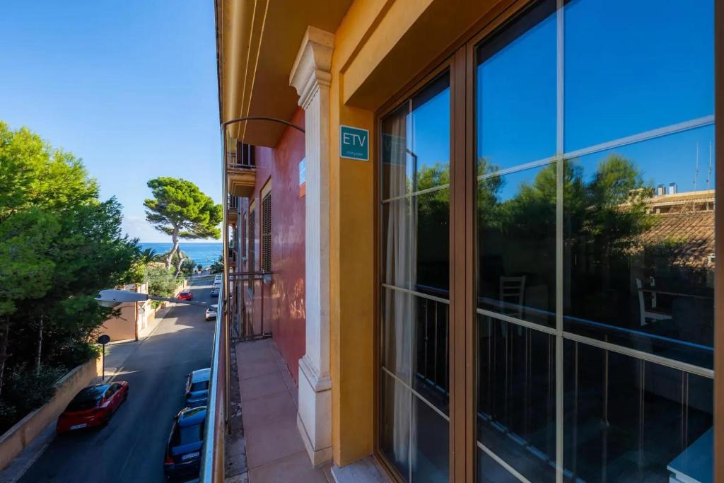 okno w budynku z widokiem na ulicę w obiekcie Sa Coromina & Sa Estany Apartments - 1 min to Beach and Restaurants w Cala Ratjada