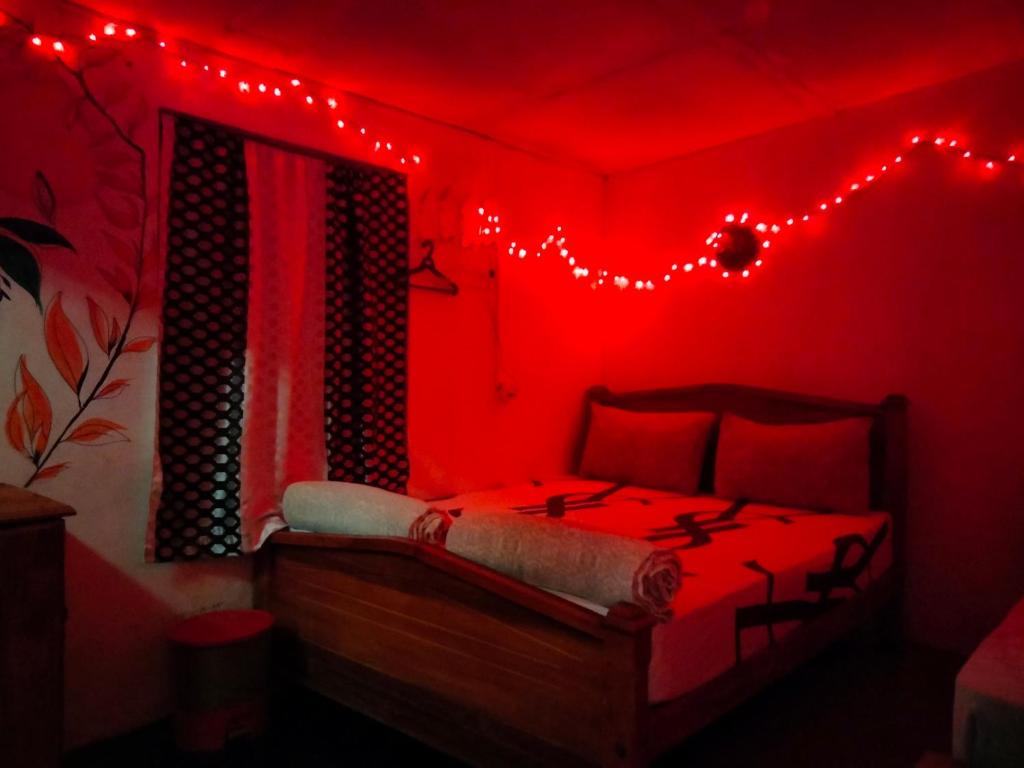 Postel nebo postele na pokoji v ubytování HOME HOSTEL ELLA private rooms only