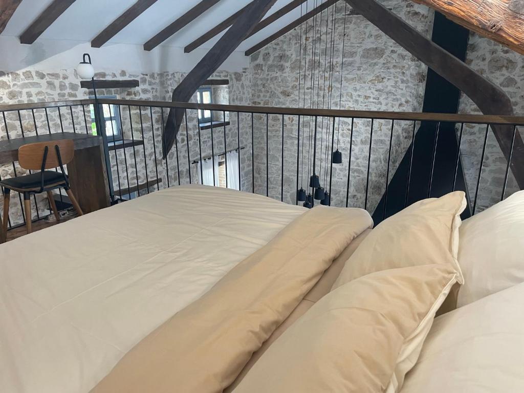 Postel nebo postele na pokoji v ubytování Loft by Villa di Piazza - a home you won’t forget