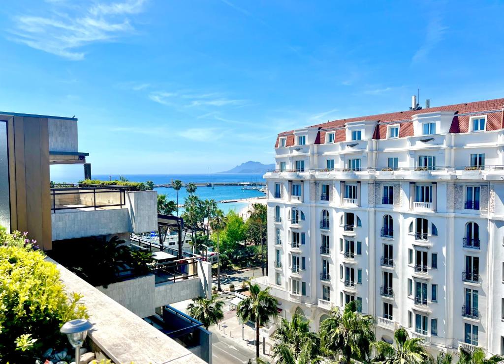 une vue d'un bâtiment avec l'océan en arrière-plan dans l'établissement Grand 2 pieces Gray d'Albion, à Cannes