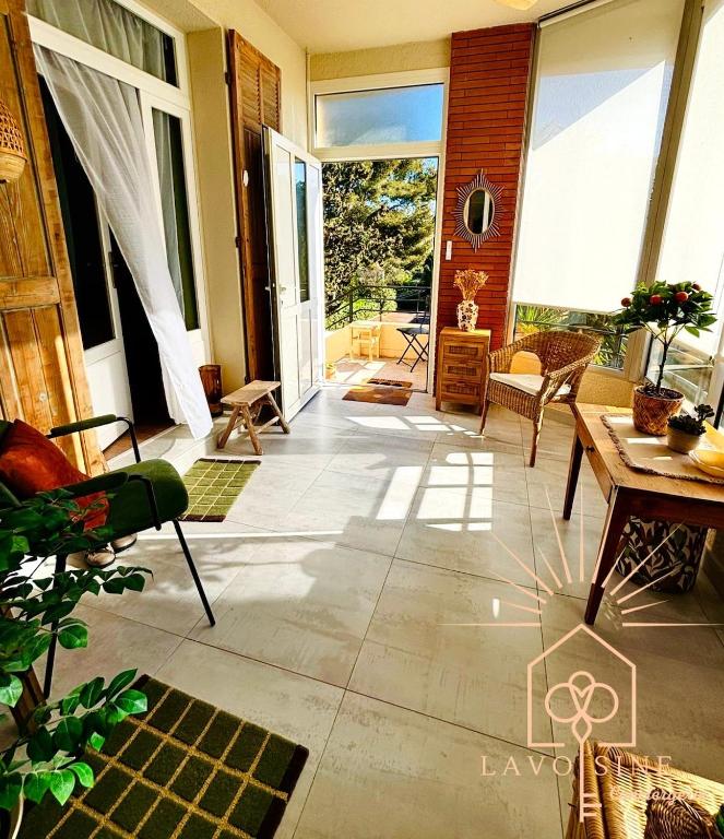 un grand salon avec une table et des chaises dans l'établissement À 3 pas de l'eau, à La Ciotat