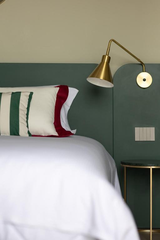 Postel nebo postele na pokoji v ubytování Hotel Sablé