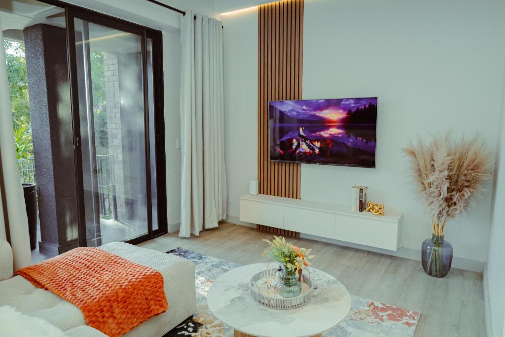 Μια τηλεόραση ή/και κέντρο ψυχαγωγίας στο The Sandton Nest - Cozy and Stylish Apartment
