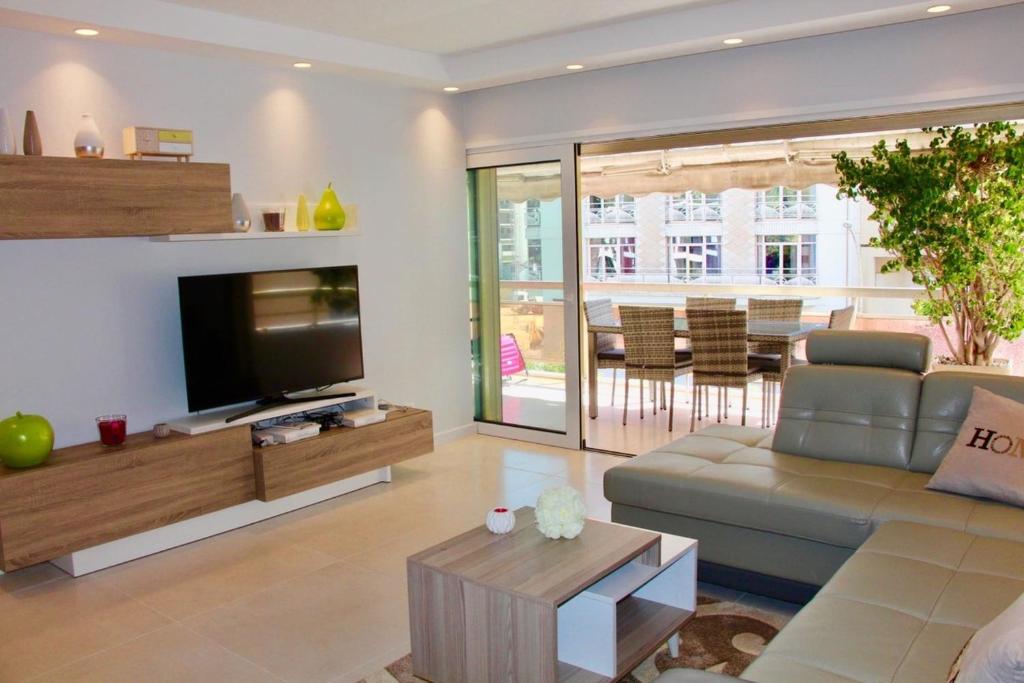 un salon avec un canapé et une télévision à écran plat dans l'établissement REF 2003 - Cannes Croisette - 3 mins from the Croissette, à Cannes