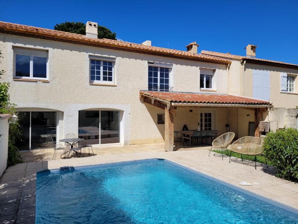 Bazén v ubytovaní Grande maison familiale avec piscine, proche plage alebo v jeho blízkosti
