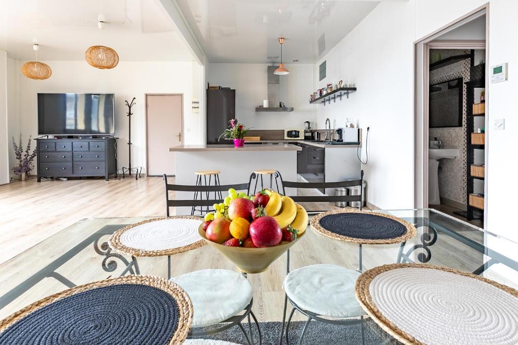 - un bol de fruits sur une table dans la cuisine dans l'établissement Le Faubourg Saint Martin Senlis, à Senlis